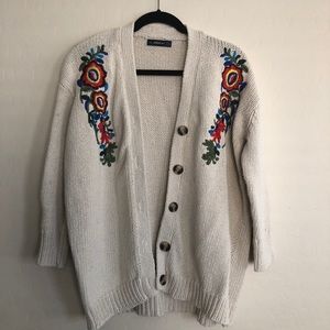 🎁 (4/$25) Zara Knit Embroidered Cardigan